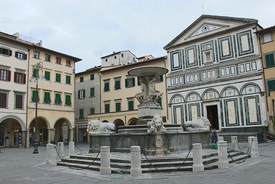 la piazza Farinata degli Uberti